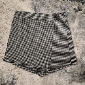 Haute Monde Black and White Houndstooth Skort